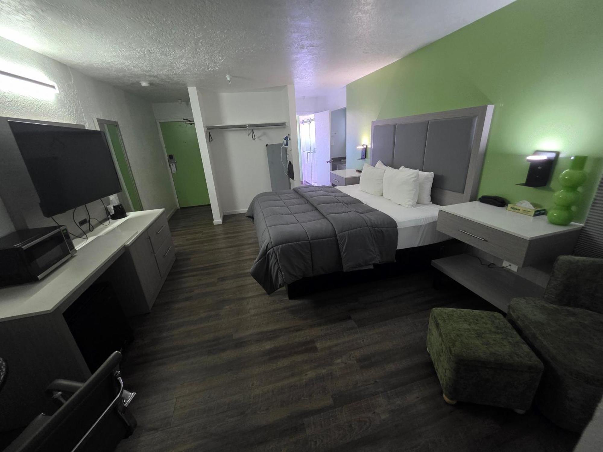 The Aqua Pacific 4*