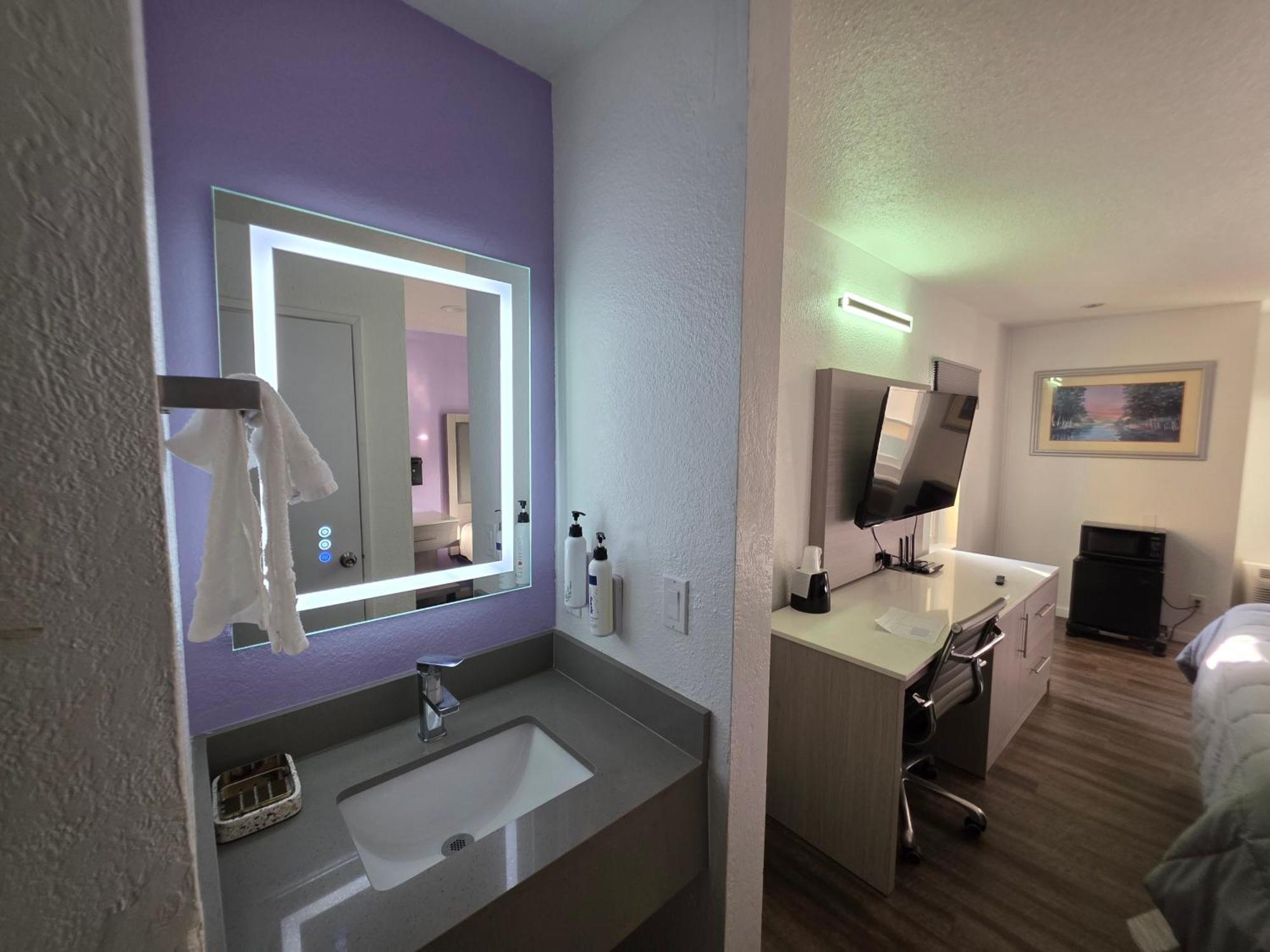 The Aqua Pacific Hotel 4*